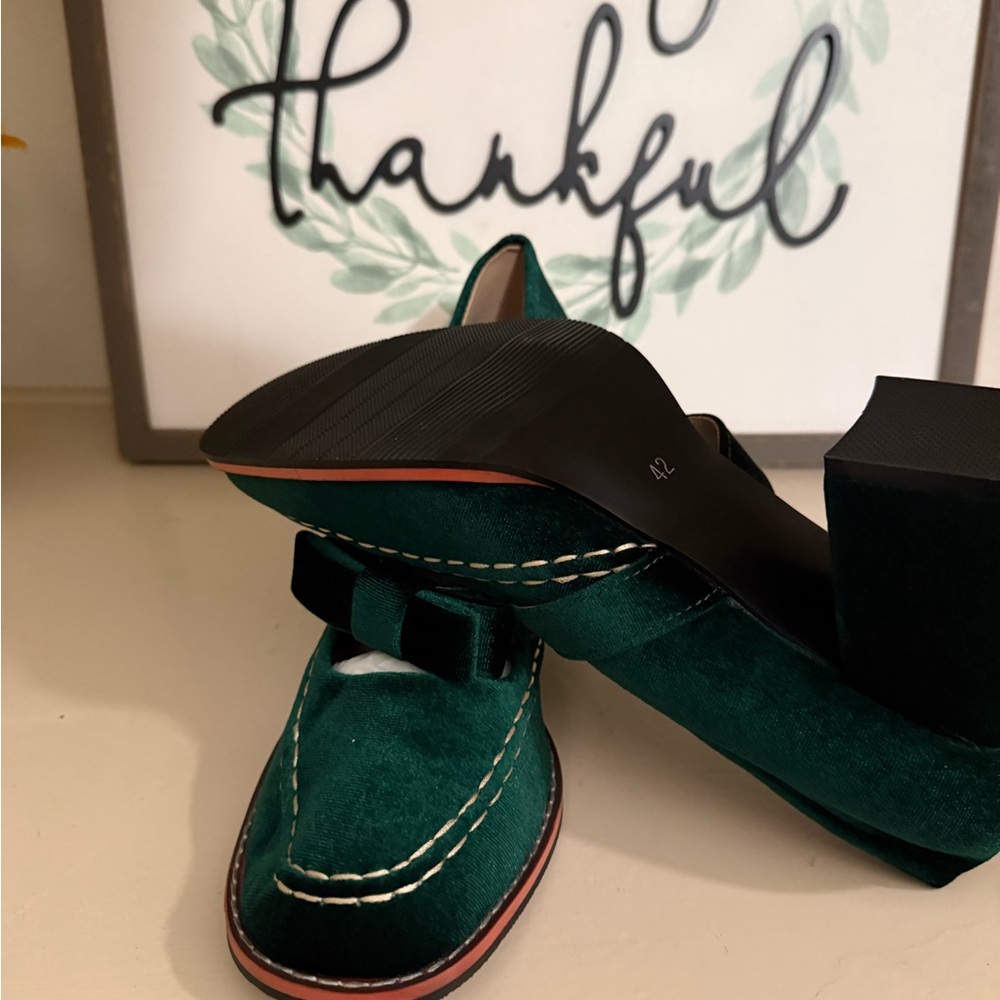 Elegant Green Velvet Women's Loafers